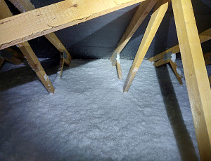 Zateplení stropu novostavby rodinného domu pomocí foukané izolace